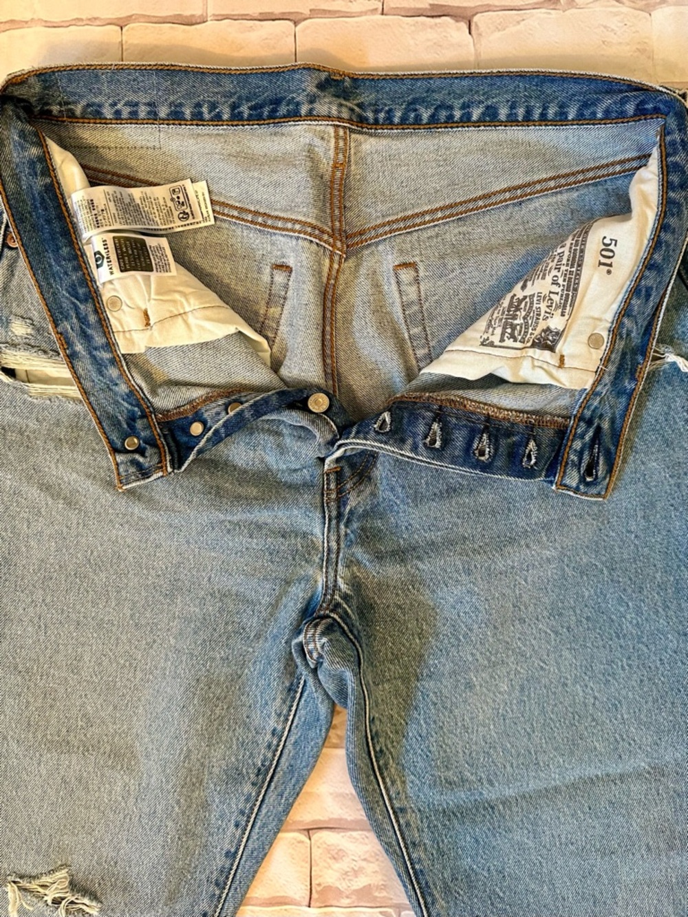 Levi's 501 Woman’s Cropped Distressed Denim Jeans - Light Blue Size 32 - Picture 4 of 6